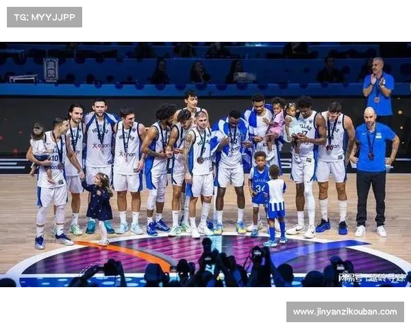 字母三兄弟携手摘得国家队首枚奖牌 激动抱在一起庆祝辉煌时刻